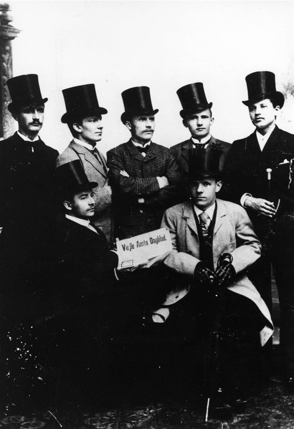 Et gruppefoto der viser 7 typografsvende fra Vejle Amts Dagblad
